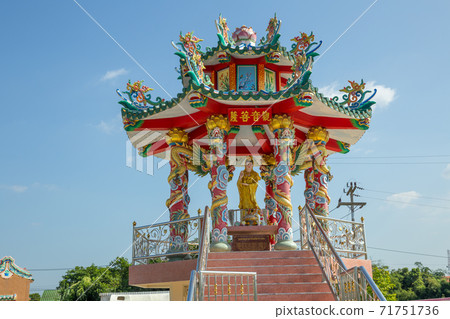 San Chao Pho Ongkharak Tutelary Shrine and The statue of Guanyin. 71751736