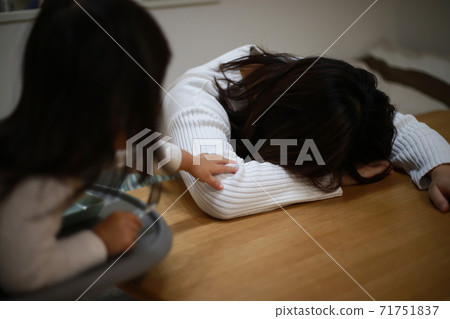 厭倦了育兒的母親 厭倦了育兒的母親 71751837