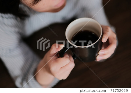 A woman drinking coffee 71752039