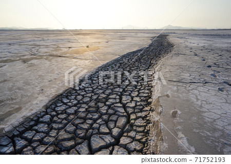 The cracked ground The cracked ground 71752193