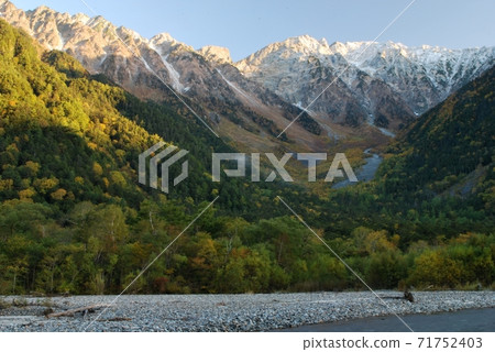Stunning coloring of autumn leaves and Dakesawa in Kamikochi Stunning coloring of autumn leaves and Dakesawa in Kamikochi 71752403