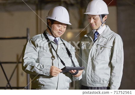 工人在建築工地工作 71752561