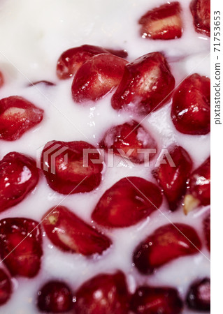 Pomegranate seeds, in yogurt Pomegranate seeds, in yogurt 71753653