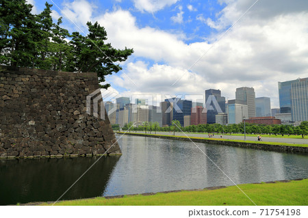 Tokyo walk, Imperial Palace Square 71754198