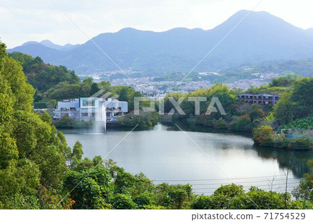 有池塘和噴泉的風景（松部松山） 71754529