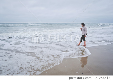 woman in shore woman in shore 71756512