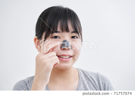 Japanese girls junior high school students applying nose packs 71757074