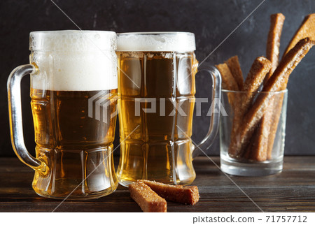 glasses of light beer with croutons, alcoholic drink with appetizer glasses of light beer with croutons, alcoholic drink with appetizer 71757712