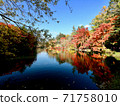 Cloud fountain pond in autumn 71758010