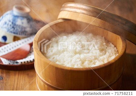 一碗新鮮煮熟的米飯 71758211