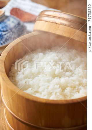 一碗新鮮煮熟的米飯 71758220