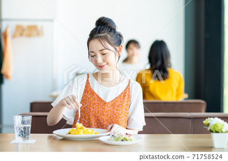 Young woman eating lunch at a restaurant Young woman eating lunch at a restaurant 71758524