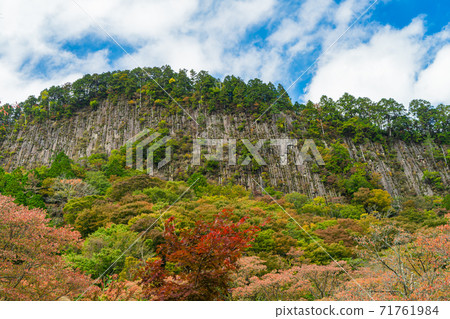 百福岩與秋天的落葉 71761984