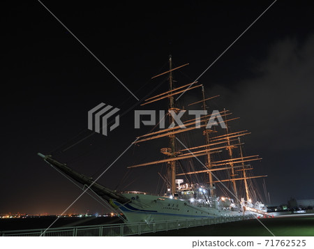 晚上在名古屋港停靠的帆船Kaioh Maru 晚上在名古屋港停靠的帆船Kaioh Maru 71762525