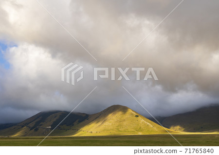 Dramatic mountain landscape near Castelluccio village in National Park Monte Sibillini, Umbria region, Italy 71765840