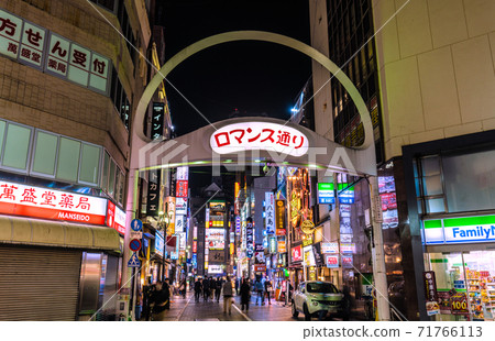 池袋站西口的浪漫街等日本東京城市景觀的夜景 池袋站西口的浪漫街等日本東京城市景觀的夜景 71766113