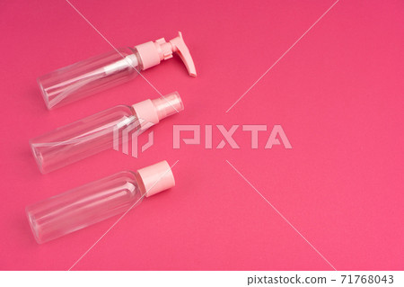 A kit of plastic containers for transportation of shampoos, creams and cosmetics in travel 71768043