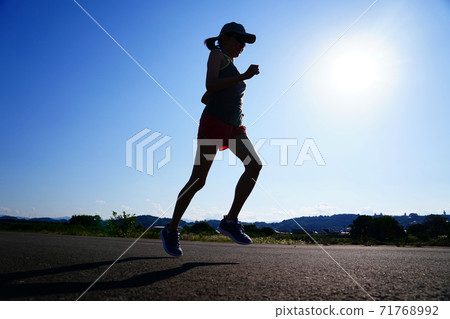 一個女人在河床上慢跑 71768992