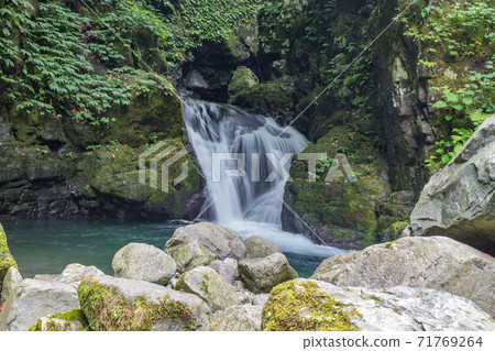 Summer view of the beautiful Ryusogadaki waterfall, Fukui Prefecture, Japan. Summer view of the beautiful Ryusogadaki waterfall, Fukui Prefecture, Japan. 71769264