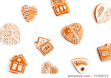 gingersnap cookie in form of heart isolated on white background 71769723