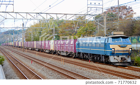 快速運行的電力機車 快速運行的電力機車 71770632