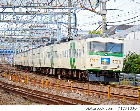 Fast-running commuter train Fast-running commuter train 71771030