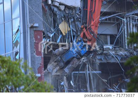 配送中心的拆除大型重型機械的工作現場 71773037