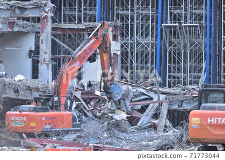 Dismantling of distribution center Working scene of large heavy machinery 71773044