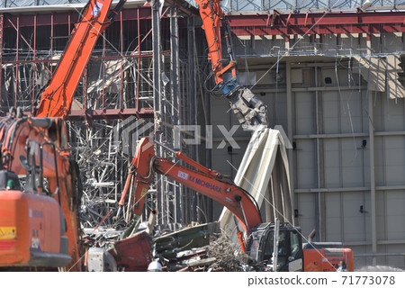 Logistics center dismantling site: Working scene of large heavy machinery 71773078