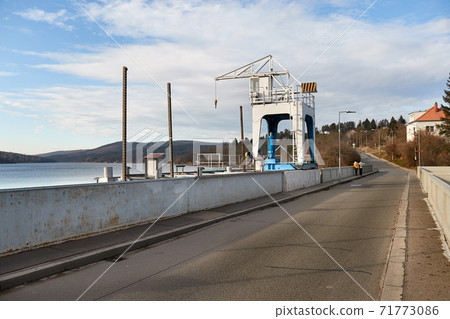 Dam and crane structure on a reservoir 71773086