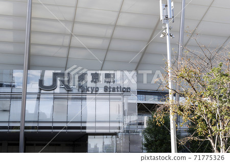 Tokyo station sign 71775326