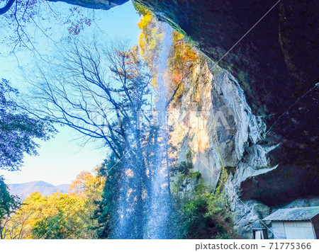 Behind the Tanashitafudo Falls Behind the Tanashitafudo Falls 71775366