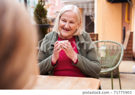 Woman drinking coffee at the cafe 71775903