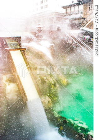 冬季下雪的群馬縣草津町的草津溫泉夕hat 71776812