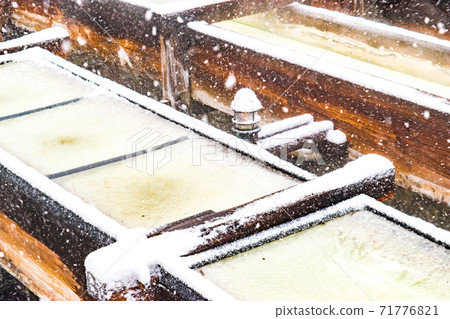 冬季下雪的群馬縣草津町的草津溫泉夕hat 71776821