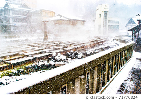 Yubatake of Kusatsu Onsen in Kusatsu Town, Gunma Prefecture, where it snows in winter 71776824