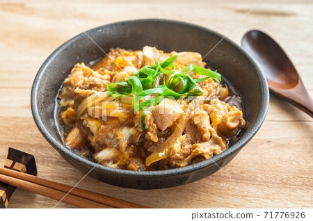 Boiled chicken parent and child Boiled chicken parent and child 71776926