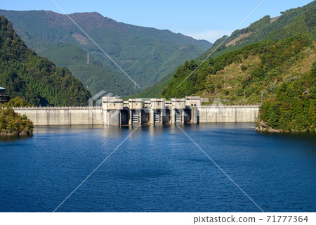 富里大壩充滿了很多水 71777364