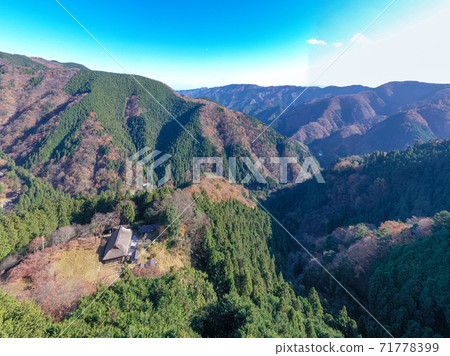 "Tokyo" Aerial view of an old folk house in Hinohara village in the deep mountains (Kobayashi family residence) 71778399
