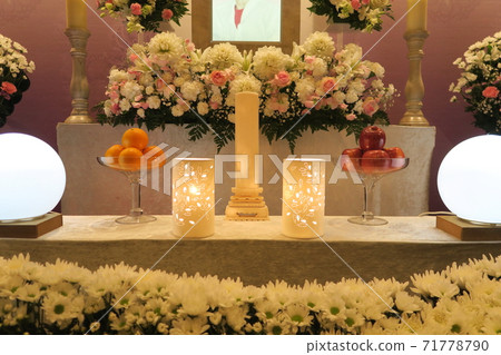 Flower altar with dahlia 71778790