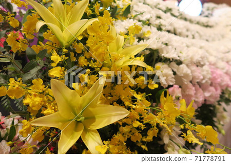 A stylish flower altar with yellow lilies 71778791