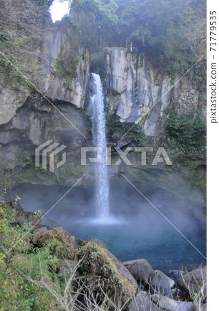 鹿兒島縣霧島市牧前町美麗的水彩Inukai瀑布 鹿兒島縣霧島市牧前町美麗的水彩Inukai瀑布 71779535