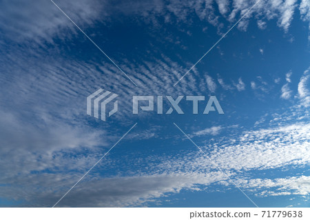 秋天的天空與規模雲的風景 秋天的天空與規模雲的風景 71779638