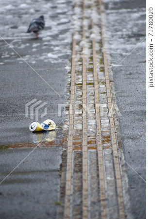 Braille blocks and empty cans after it snows Braille blocks and empty cans after it snows 71780020