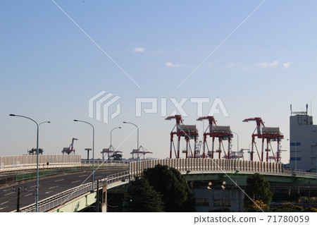 Crane that seems to walk Crane that seems to walk 71780059
