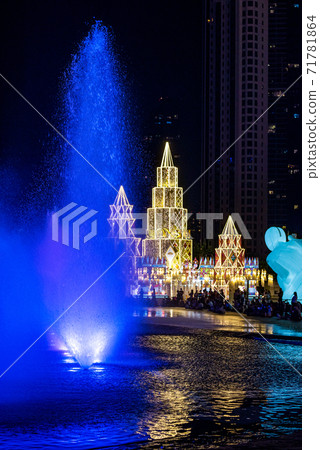 Beautiful famous fountain at night 71781864