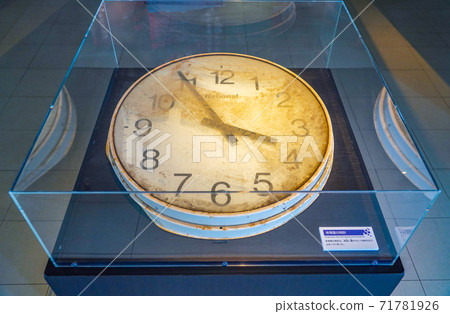 Clock stopped by the tsunami of the Great East Japan Earthquake (earthquake remains, Sendai City Arahama Elementary School) 71781926