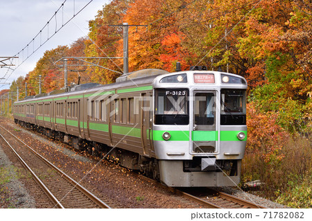 Train running on the Chitose Line in autumn colors 71782082