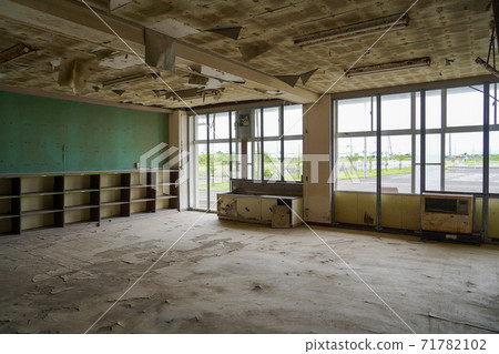 The remains of the earthquake that was damaged by the tsunami caused by the Great East Japan Earthquake, a classroom at Arahama Elementary School in Sendai City [Wakabayashi Ward, Sendai City, Miyagi Prefecture] 71782102