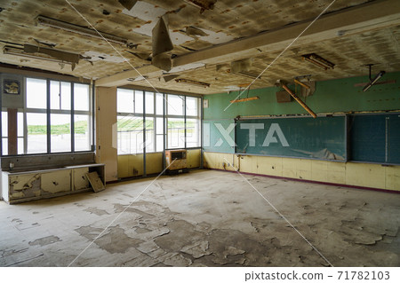 Classroom damaged by the tsunami (earthquake remains, Sendai City Arahama Elementary School) 71782103